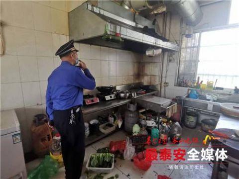 工作人員在查看油煙凈化器情況